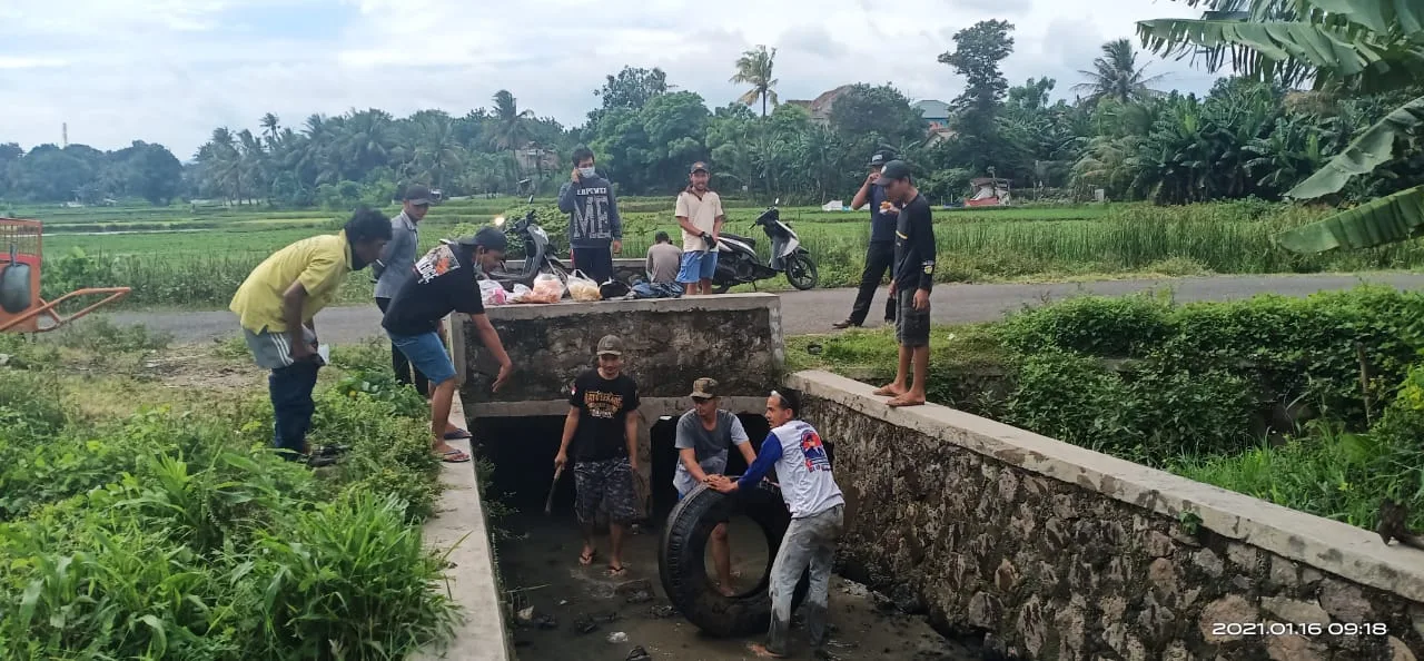 Tim Penanganan Banjir Ciwandan Belum Ada Aksi, Warga Turun Tangan Sendiri