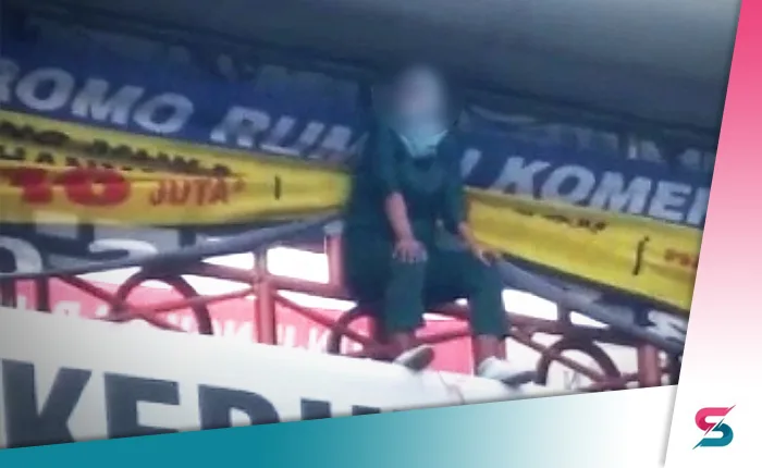 Diduga Depresi, Seorang Wanita Hendak Meloncat dari Jembatan Penyeberangan