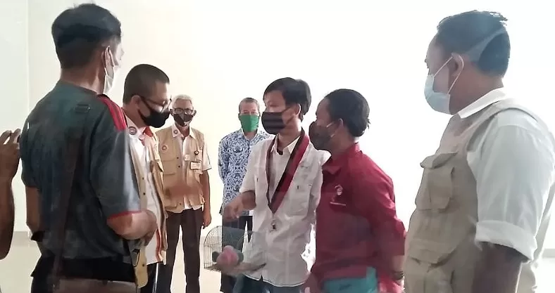 Wali Kota Cilegon, Wakil Wali Kota Cilegon, Edi Ariadi, Ati Marliati, Berita Banten, Berita Banten Terbaru, Berita Banten Hari Ini, Berita Cilegon, Berita Cilegon Terbaru, Berita Cilegon Hari Ini: Menganggap Edi-Ati Gagal, Dua Mahasiswa Cilegon Hadiahkan Anak Ayam