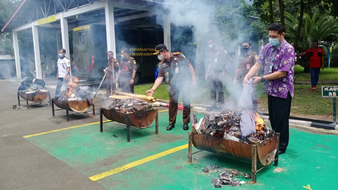 Pemusnahan Barang Bukti, Kejari Kabupaten Tangerang, Barang Bukti Tindak Pidana, Kejaksaan Negeri Kabupaten Tangerang, Berita Banten, Berita Banten Terbaru, Berita Banten Hari Ini, Berita Kabupaten Tangerang, Berita Kabupaten Tangerang Terbaru, Berita Kabupaten Tangerang Hari Ini: Barang Bukti Senilai Rp400 Juta Dimusnahkan Kejari