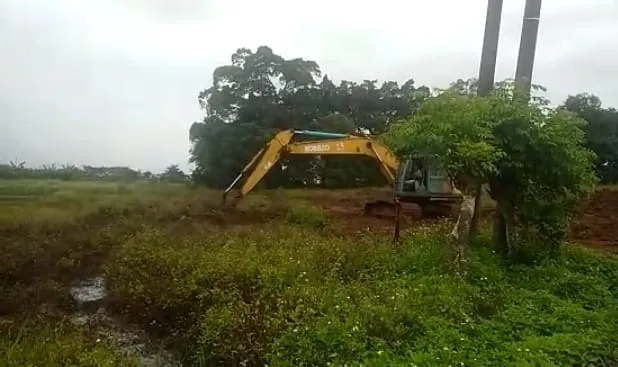 Galian Tanah Ilegal, Galian Tanak Tak Berizin, Galian Tanah Tanpa Izin, Galian Tanah Ilegal di Kronjo, Galian Tanak Tak Berizin di Kronjo, Galian Tanah Tanpa Izin di Kronjo, Galian Tanah di Blukbuk Kronjo, Berita Banten, Berita Banten Terbaru, Berita Banten Hari Ini, Berita Kabupaten Tangerang, Berita Kabupaten Tangerang Terbaru, Berita Kabupaten Tangerang Hari Ini: Penggalian Tanah Tak Berizin di Kronjo, Warga: Mengganggu dan Mengotori Jalan