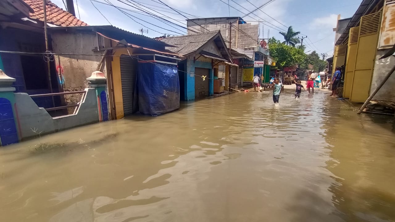 Dikepung Banjir Berhari-Hari, Warga Curug Minta Pertanggungjawaban