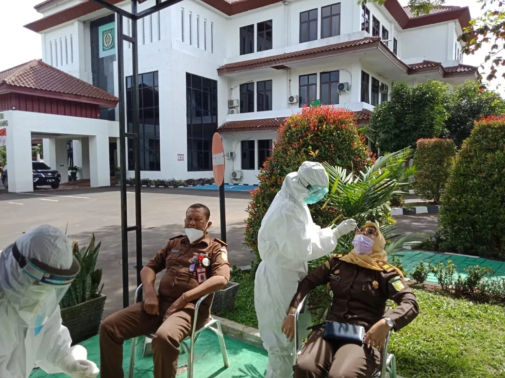 Kejari Kabupaten Tangerang, Kejaksaan Negeri Kabupaten Tangerang, Covid-19 di Kejari Tangerang, Covid-19 di Tangerang, Kejari Tangerang Dilokcdown, Berita Banten, Berita Banten Terbaru, Berita Banten Hari Ini, Berita Kabupaten Tangerang, Berita Kabupaten Tangerang Terbaru, Berita Kabupaten Tangerang Hari Ini: Kantor Kejari Kabupaten Tangerang Kembali Di-lokcdown Selama 5 Hari