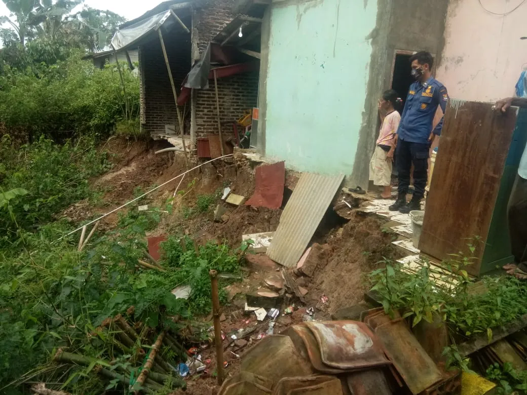 Berita Banten, Berita Banten Terbaru, Berita Banten Hari Ini, Berita Kabupaten Tangerang, Berita Kabupaten Tangerang Terbaru, Berita Kabupaten Tangerang Hari Ini, Berita Bencana, Berita Longsor: Dua Rumah Lansia di Cisoka Amblas karena Longsor