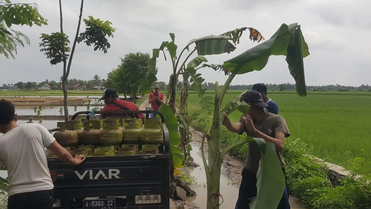 Berita Banten, Berita Banten Terbaru, Berita Banten Hari Ini, Berita Kabupaten Tangerang, Berita Kabupaten Tangerang Terbaru, Berita Kabupaten Tangerang Hari Ini, Desa Kelebet: Warga Kemiri Mancing dan Tanam Pohon Pisang di Tengah Jalan Rusak