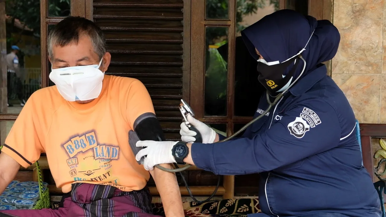 Berita Banten, Berita Banten Terbaru, Berita Banten Hari Ini, Berita Kabupaten Tangerang, Berita Kabupaten Tangerang Terbaru, Berita Kabupaten Tangerang Hari Ini, Berita Polresta Tangerang, Berita Kapolresta Tangerang: Pos Sanjung: Tim Urdokes Polresta Tangerang Sambangi Anggota yang Sakit