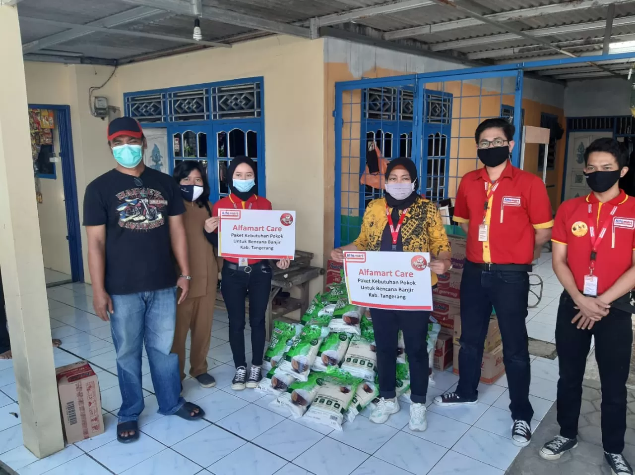Korban Banjir di Kresek Dapat Bantuan dari Alfamart