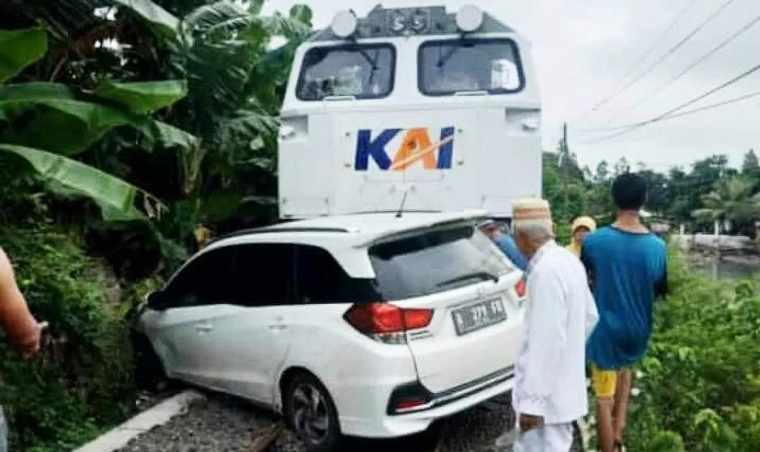 Mobil Ketabrak Kereta, Kecelakaan Kereta, Kereta Nabrak Mobil, Mobil Tertabrak Kereta, Mobil Tersambar Kereta, Kecelakaan Kereta di Cilegon, Berita Banten, Berita Banten Terbaru, Berita Banten Hari Ini, Berita Cilegon, Berita Cilegon Terbaru, Berita Cilegon Hari Ini: Sebuah Sedan Tersambar Kereta di Perlintasan Tegal Buntu