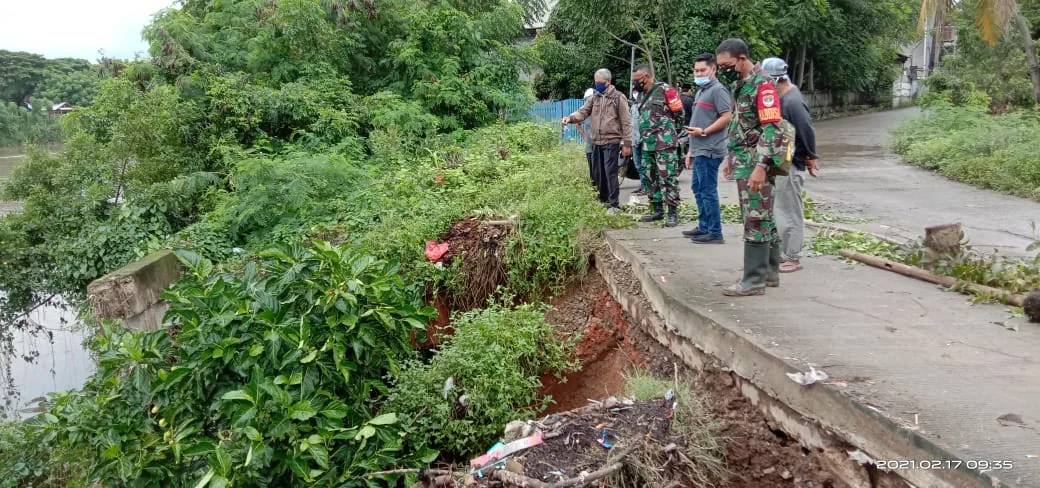 Tergerus Air Cisadane, Bahu Jalan di Tanjung Burung Teluknaga Longsor