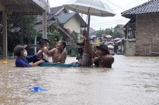 Berita Banten, Berita Banten Terbaru, Berita Banten Hari Ini, Berita Tangsel, Berita Tangsel Terbaru, Berita Tangsel Hari Ini, Berita Cuaca: BMKG Peringatkan Warga Banten Waspada Hujan Lebat disertai Kilat dan Angin Kencang
