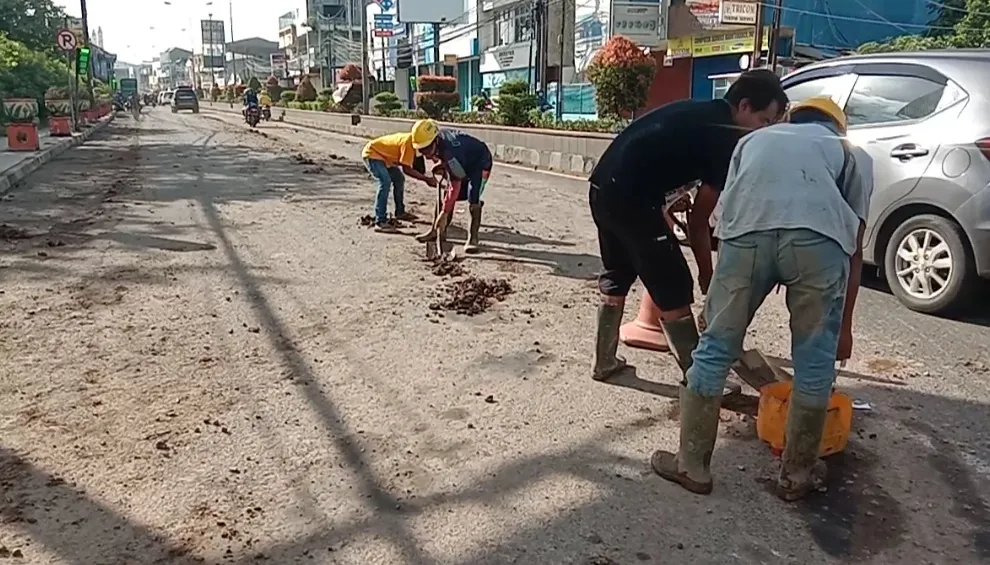 Ceceran Tanah Proyek RS Hermina Kotori Jalan Protokol di Cilegon