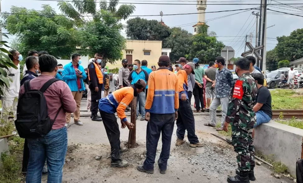 PT KAI Cilegon, PT KAI Menutup Jalan, Penutupan Jalan KAI, Lingkungan Lijajar Cilegon, Berita Banten, Berita Banten Terbaru, Berita Banten Hari Ini, Berita Cilegon, Berita Cilegon Terbaru, Berita Cilegon Hari Ini: Warga Lijajar Ciwandan Menolak Penutupan Jalan oleh PT KAI