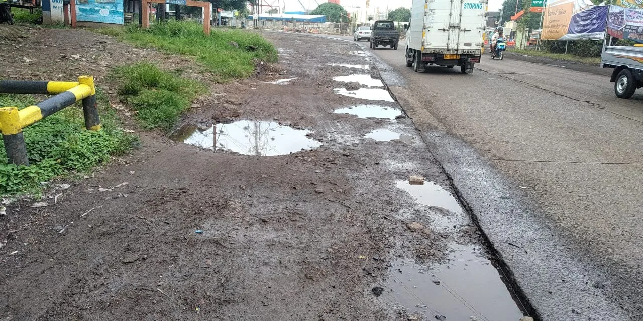 Jalan Rusak Rawan Kecelakaan, Jalan Rusak di Ciwandan, Galian Bahu Jalan di Ciwandan, Berita Banten, Berita Banten Terbaru, Berita Banten Hari Ini, Berita Cilegon, Berita Cilegon Terbaru, Berita Cilegon Hari Ini: Bahu Jalan Jalur Ciwandan–Anyer Rusak Akibat Pekerjaan Galian