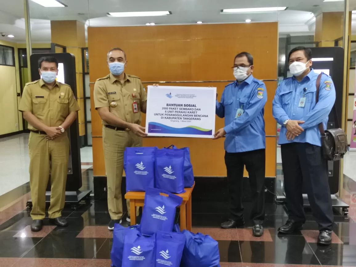 Perumdam TKR, Tirta Kerta Raharja, Bantuan CSR Perumdam TKR, Bantuan Perumdam TKR, Berita Banten, Berita Banten Terbaru, Berita Banten Hari Ini, Berita Kabupaten Tangerang, Berita Kabupaten Tangerang Terbaru, Berita Kabupaten Tangerang Hari Ini: Perumdam TKR Serahkan Beri Bantuan 2.000 Paket Sembako dan 6 Perahu Karet