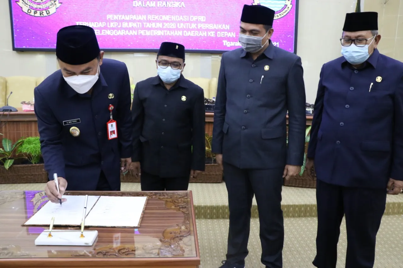 Berita Banten, Berita Banten Terbaru, Berita Banten Hari Ini, Berita Kabupaten Tangerang, Berita Kabupaten Tangerang Terbaru, Berita Kabupaten Tangerang Hari Ini: DPRD Serahkan 22 Rekomendasi LKPJ Bupati Tahun 2020