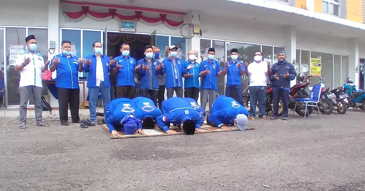 Berita Banten, Berita Banten Terbaru, Berita Banten Hari Ini, Berita Kabupaten Tangerang, Berita Kabupaten Tangerang Terbaru, Berita Kabupaten Tangerang Hari Ini: Kemenkumham Tolak Sahkan Partai Demokrat Versi KLB, DPC Demokrat Kab. Tangerang Sujud Syukur
