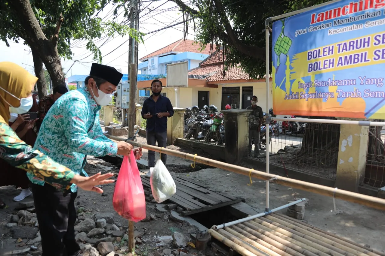 Berita Banten, Berita Banten Terbaru, Berita Banten Hari Ini, Berita Serang, Berita Serang Terbaru, Berita Serang Hari Ini: Yang Mau Sedekah Tinggal Taruh, Yang Butuh Tinggal Ambil