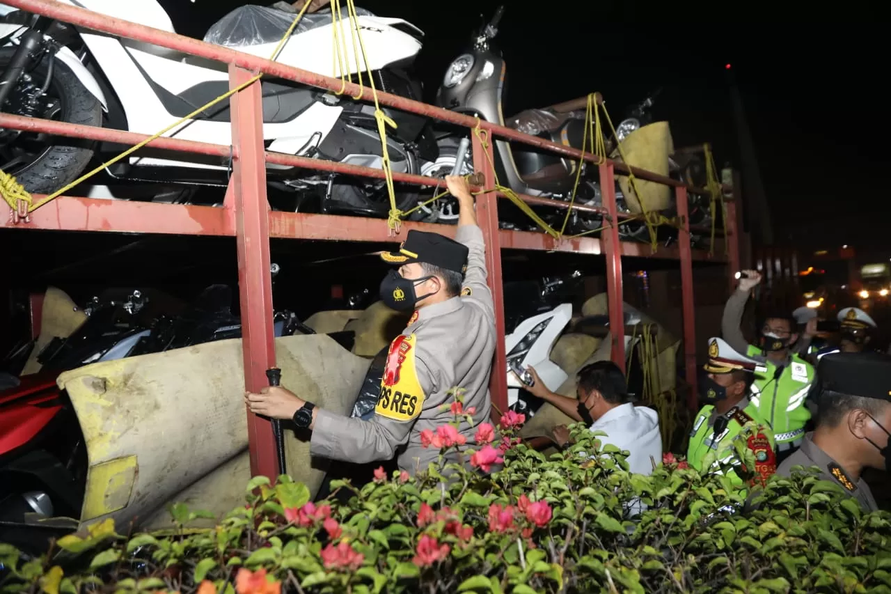 Berita Banten, Berita Banten Terbaru, Berita Banten Hari Ini, Berita Kabupaten Tangerang, Berita Kabupaten Tangerang Terbaru, Berita Kabupaten Tangerang Hari Ini: Bersembunyi di Truk Pengangkut Motor, Puluhan Pemudik Diamankan Petugas