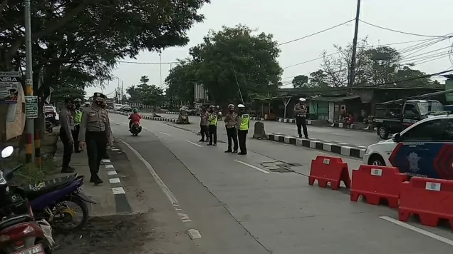 Satlantas Polresta Tangerang Putar Balik Pemudik di Jayanti