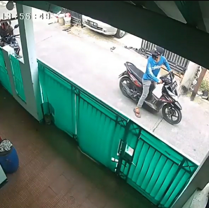 Pencuri Sepeda Motor di Medang Lestari Terekam CCTV