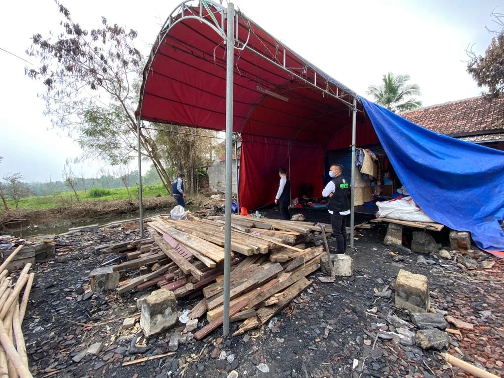 Berita Banten, Berita Banten Terbaru, Berita Banten Hari Ini, Berita Kabupaten Tangerang, Berita Kabupaten Tangerang Terbaru, Berita Kabupaten Tangerang Hari Ini: Tim IKAPTK Kab. Tangerang Berbagi Sambangi Ponpes Al-Hidayah Solear yang Kebakaran