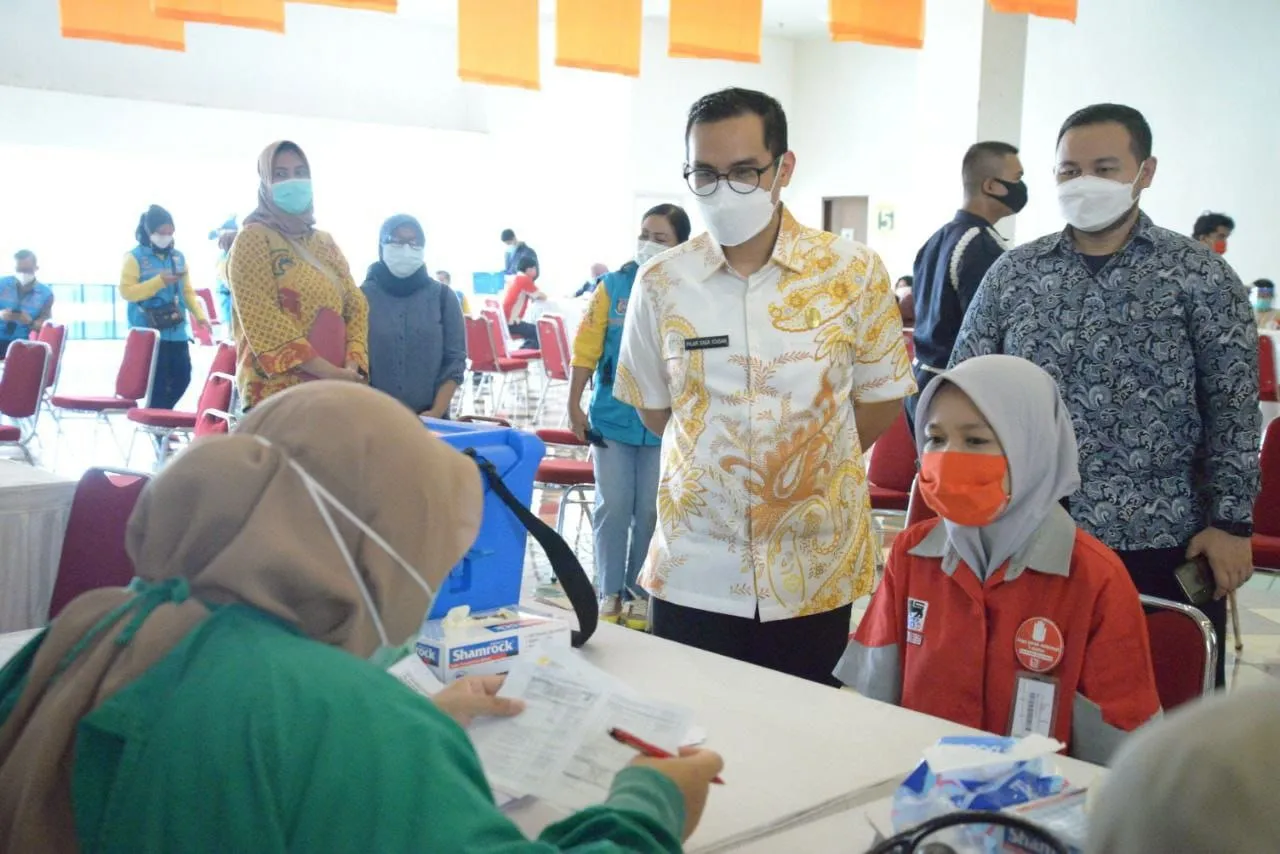 Berita Banten, Berita Banten Terbaru, Berita Banten Hari Ini, Berita Tangsel, Berita Tangsel Terbaru, Berita Tangsel Hari Ini: Pilar Meninjau Vaksinasi Tahap Kedua di Teras Kota