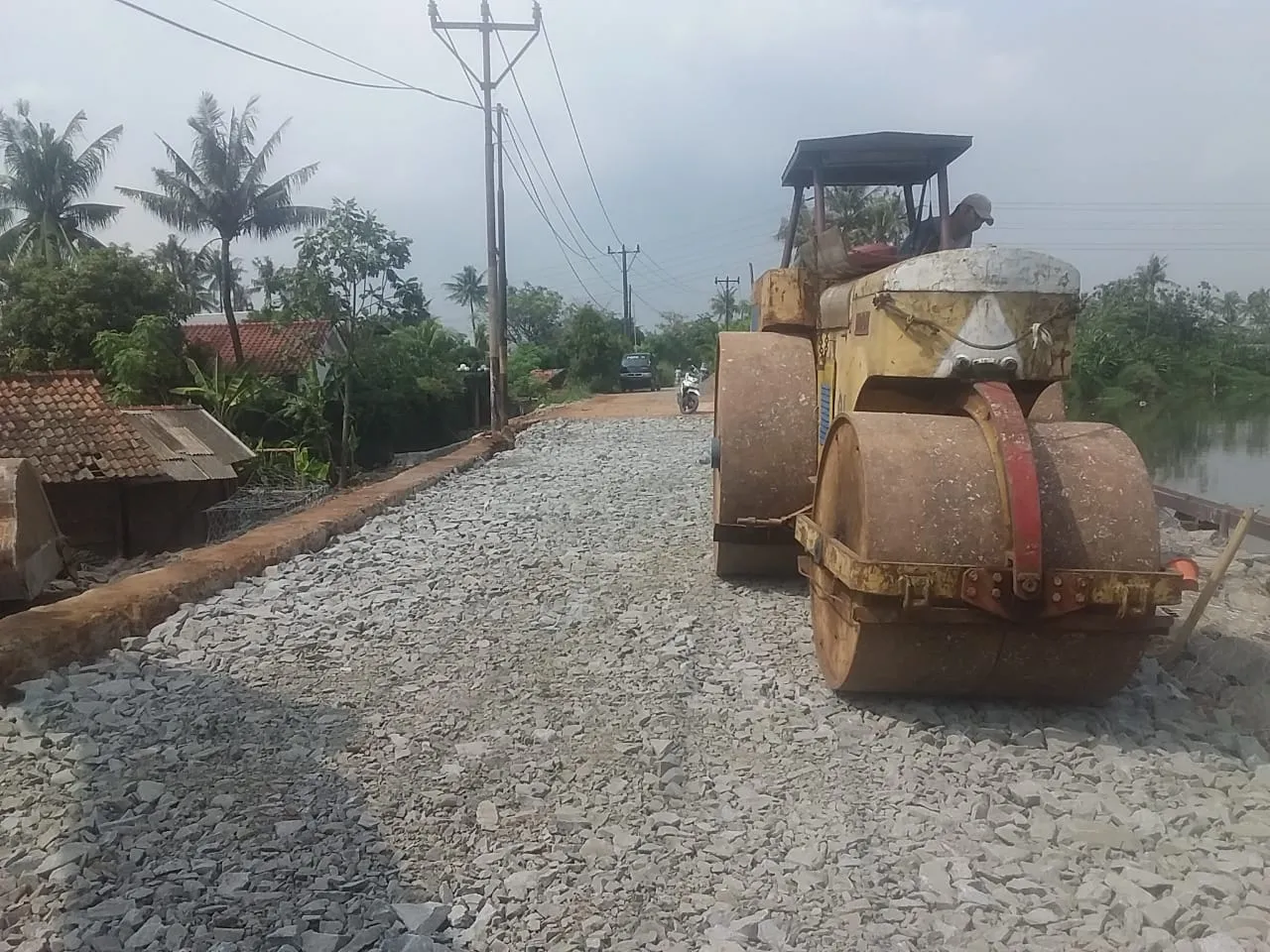Berita Banten, Berita Banten Terbaru, Berita Banten Hari Ini, Berita Kabupaten Tangerang, Berita Kabupaten Tangerang Terbaru, Berita Kabupaten Tangerang Hari Ini: Bina Marga dan SDA Kabupaten Tangerang Rampungkan Bangun Jalan Longsor di Tanjung Burung