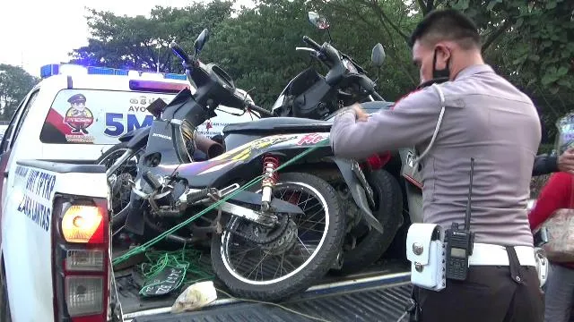 Hendak Putar Balik, Pengendara Motor Diseruduk Pengendara Motor Lain dari Belakang