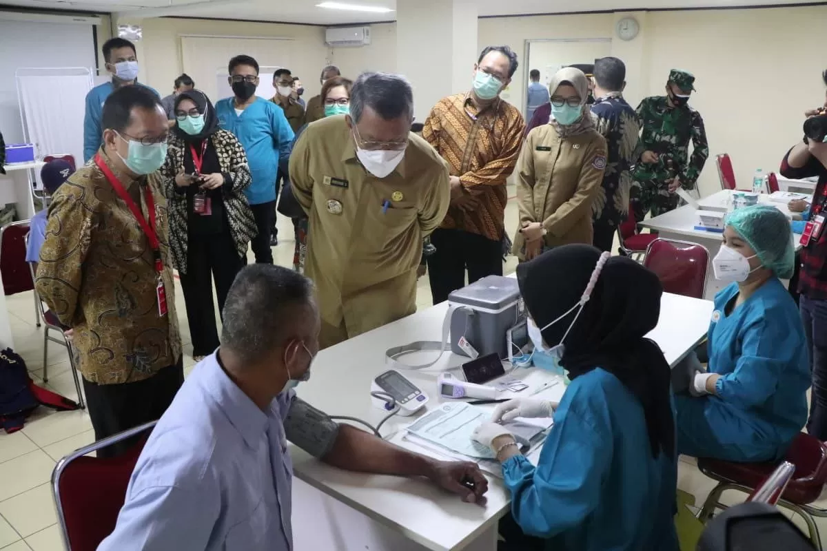 Berita Banten, Berita Banten Terbaru, Berita Banten Hari Ini, Berita Tangsel, Berita Tangsel Terbaru, Berita Tangsel Hari Ini: Benyamin Tinjau Vaksinasi Gotong Royong Pekerja Indah Kiat Pulp & Paper