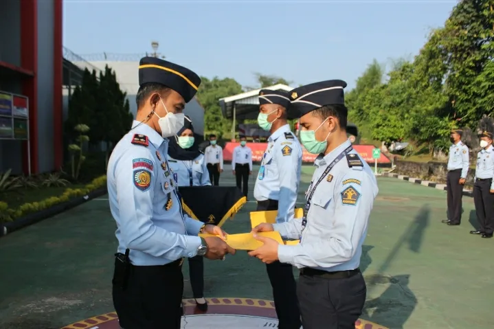 Berita Banten, Berita Banten Terbaru, Berita Banten Hari Ini, Berita Kabupaten Tangerang, Berita Kabupaten Tangerang Terbaru, Berita Kabupaten Tangerang Hari Ini: Ciptakan Jingle WBK, Dua Petugas Rutan I Tangerang Raih Penghargaan