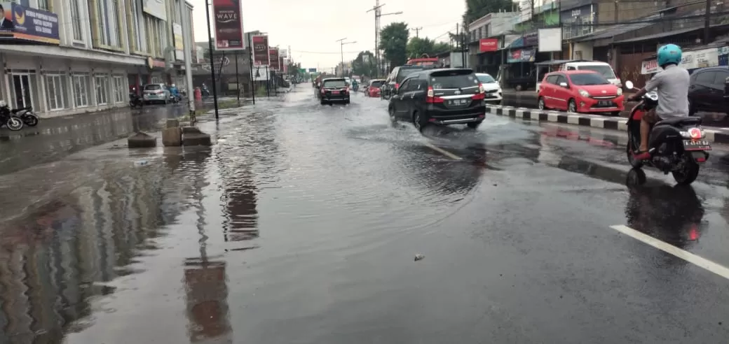 Banjir! Diguyur Hujan 1 Jam, Jalan di Ibu Kota Banten Tergenang