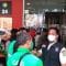 Berita Banten, Berita Banten Terbaru, Berita Banten Hari Ini, Berita Kabupaten Tangerang, Berita Kabupaten Tangerang Terbaru, Berita Kabupaten Tangerang Hari Ini: Kerumunan Driver Ojol Pemesan The BTS Meal di McD Citra Raya Dibubarkan Satgas Covid-19
