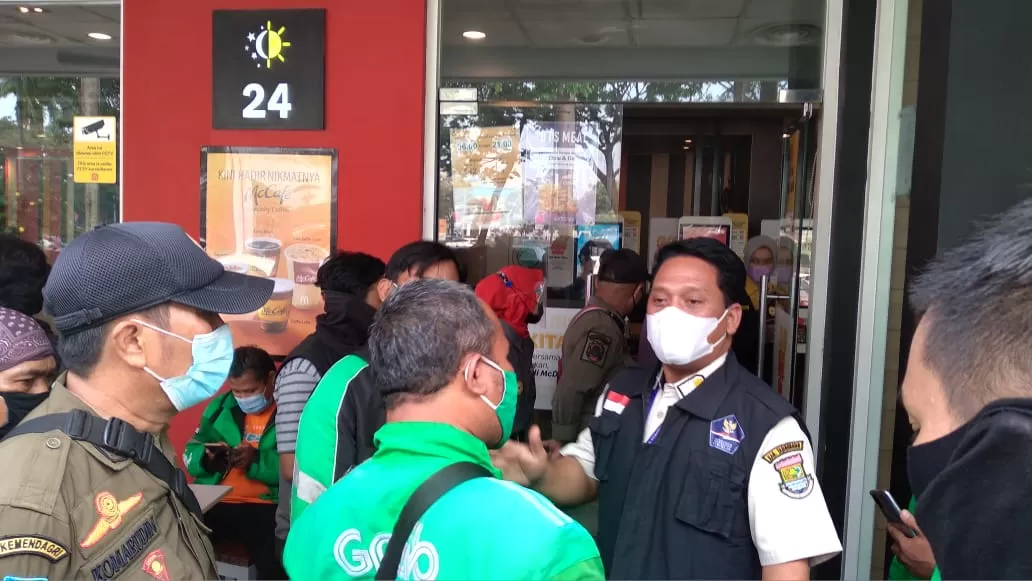 Berita Banten, Berita Banten Terbaru, Berita Banten Hari Ini, Berita Kabupaten Tangerang, Berita Kabupaten Tangerang Terbaru, Berita Kabupaten Tangerang Hari Ini: Kerumunan Driver Ojol Pemesan The BTS Meal di McD Citra Raya Dibubarkan Satgas Covid-19