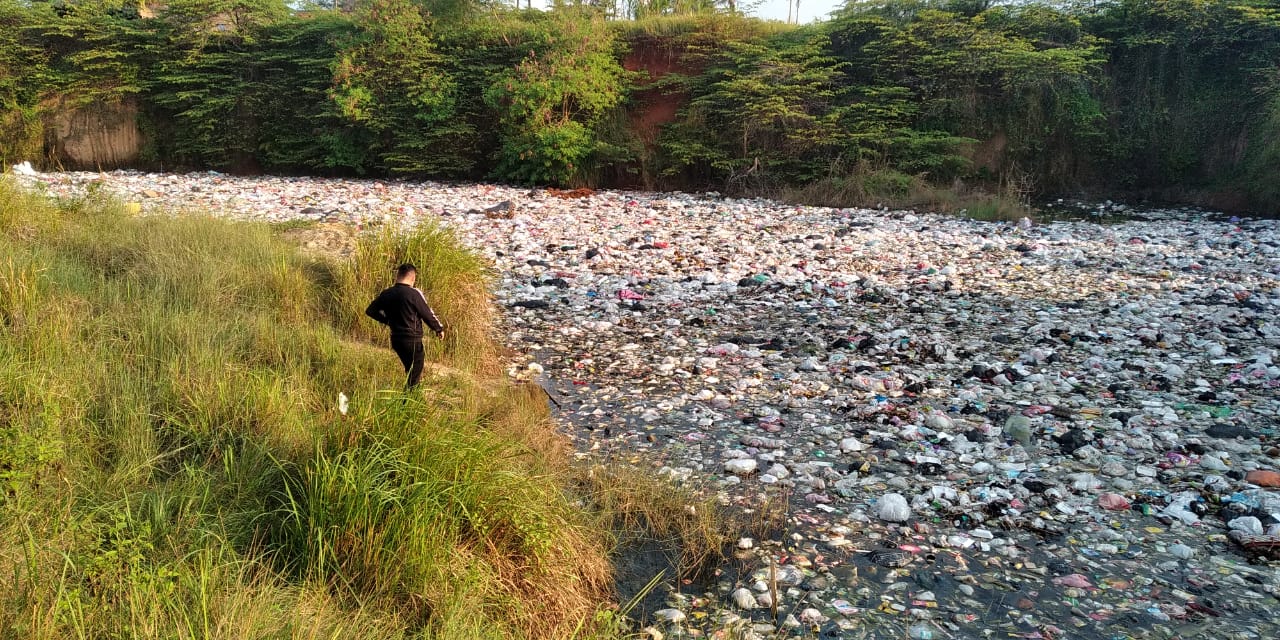 Lautan Sampah Liar di Kalitimbang Tidak Ditangani Dinas Lingkungan Hidup
