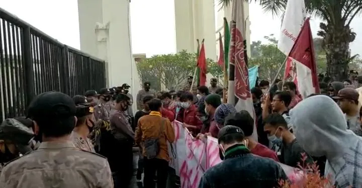 Berita Banten, Berita Banten Terbaru, Berita Banten Hari Ini, Berita Serang, Berita Serang Terbaru, Berita Serang Hari Ini: Setelah Kejati, Ratusan Mahasiswa Gerudug KP3B