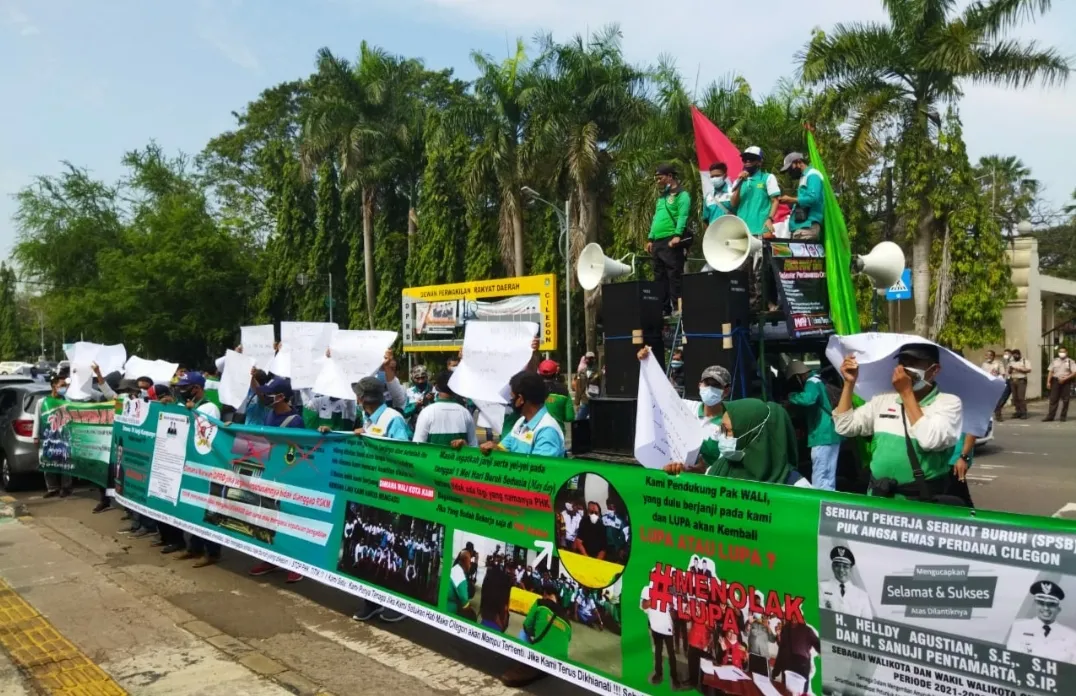 Berita Banten, Berita Banten Terbaru, Berita Banten Hari Ini, Berita Cilegon, Berita Cilegon Terbaru, Berita Cilegon Hari Ini: Tuntut Dipekerjakan Kembali, Puluhan Eks Pekerja RSKM Unjuk Rasa di Depan Kantor Walkot