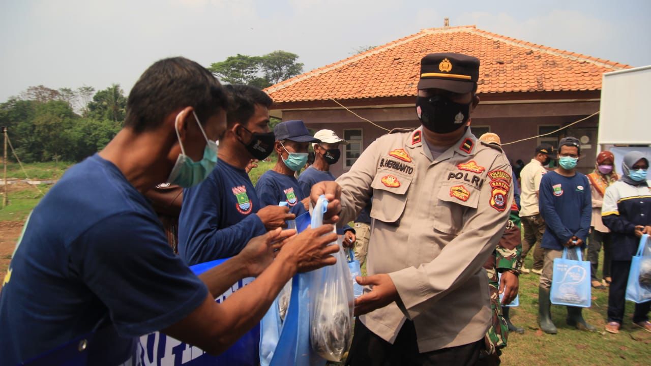 Polsek Balaraja Polresta Tangerang Kawal Kegiatan Pembagian Ikan Lele di TPU Buniayu
