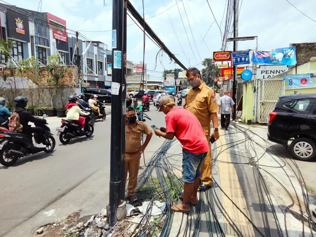 DPU Tangsel Putus Kabel dan Potong Tiang Provider Internet yang Tak Tertib