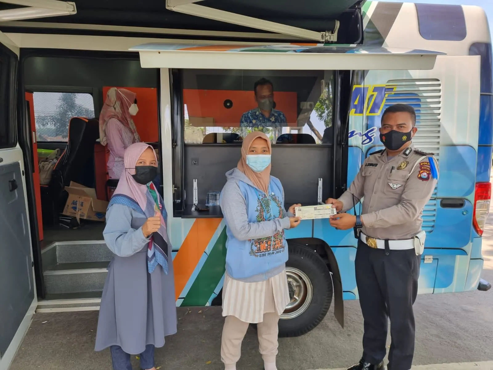 Berita Banten, Berita Banten Terbaru, Berita Banten Hari Ini, Berita Kabupaten Tangerang, Berita Kabupaten Tangerang Terbaru, Berita Kabupaten Tangerang Hari Ini: Komunitas Rakyat Memberi Bagi-Bagi Makanan ke Panti Rehabilitasi Narkoba dan ODGJ di Tangerang