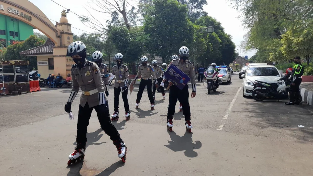 Berita Banten, Berita Banten Terbaru, Berita Banten Hari Ini, Berita Serang, Berita Serang Terbaru, Berita Serang Hari Ini: Pakai Sepatu Roda, Polwan Serang Bagikan Masker