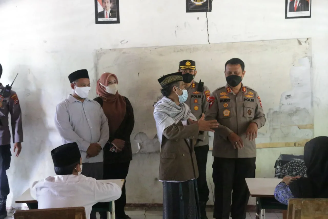 Berita Banten, Berita Banten Terbaru, Berita Banten Hari Ini, Berita Pandeglang, Berita Pandeglang Terbaru, Berita Pandeglang Hari Ini: Kapolda Banten Tinjau PTM di Pandeglang dan Beri Bantuan Peralatan Sekolah