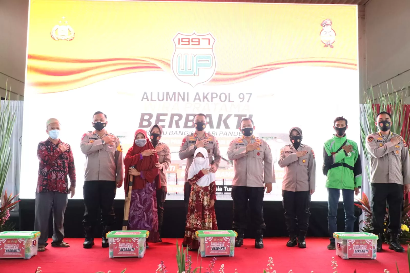 Berita Banten, Berita Banten Terbaru, Berita Banten Hari Ini, Berita Kabupaten Tangerang, Berita Kabupaten Tangerang Terbaru, Berita Kabupaten Tangerang Hari Ini: Alumni Akpol 1997 Gelar Vaksinasi Berhadiah Sembako di Kabupaten Tangerang