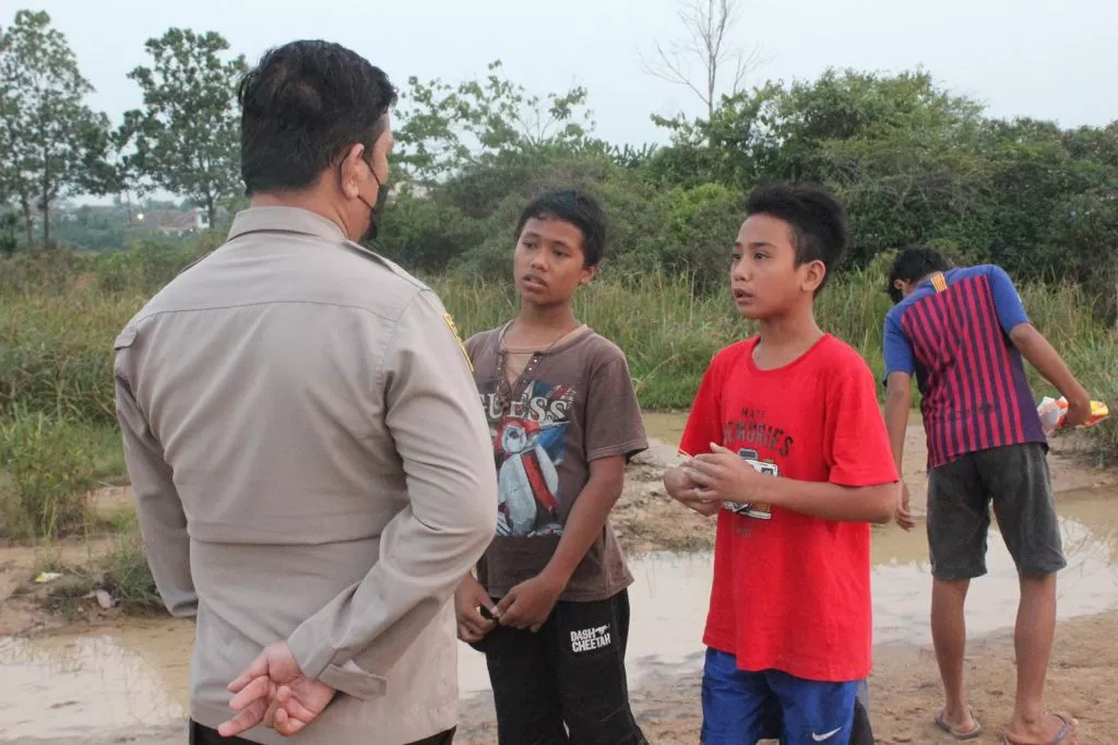 Berita Banten, Berita Banten Terbaru, Berita Banten Hari Ini, Berita Kabupaten Tangerang, Berita Kabupaten Tangerang Terbaru, Berita Kabupaten Tangerang Hari Ini: Polisi Olah TKP Tenggelamnya Bocah 11 Tahun di Danau