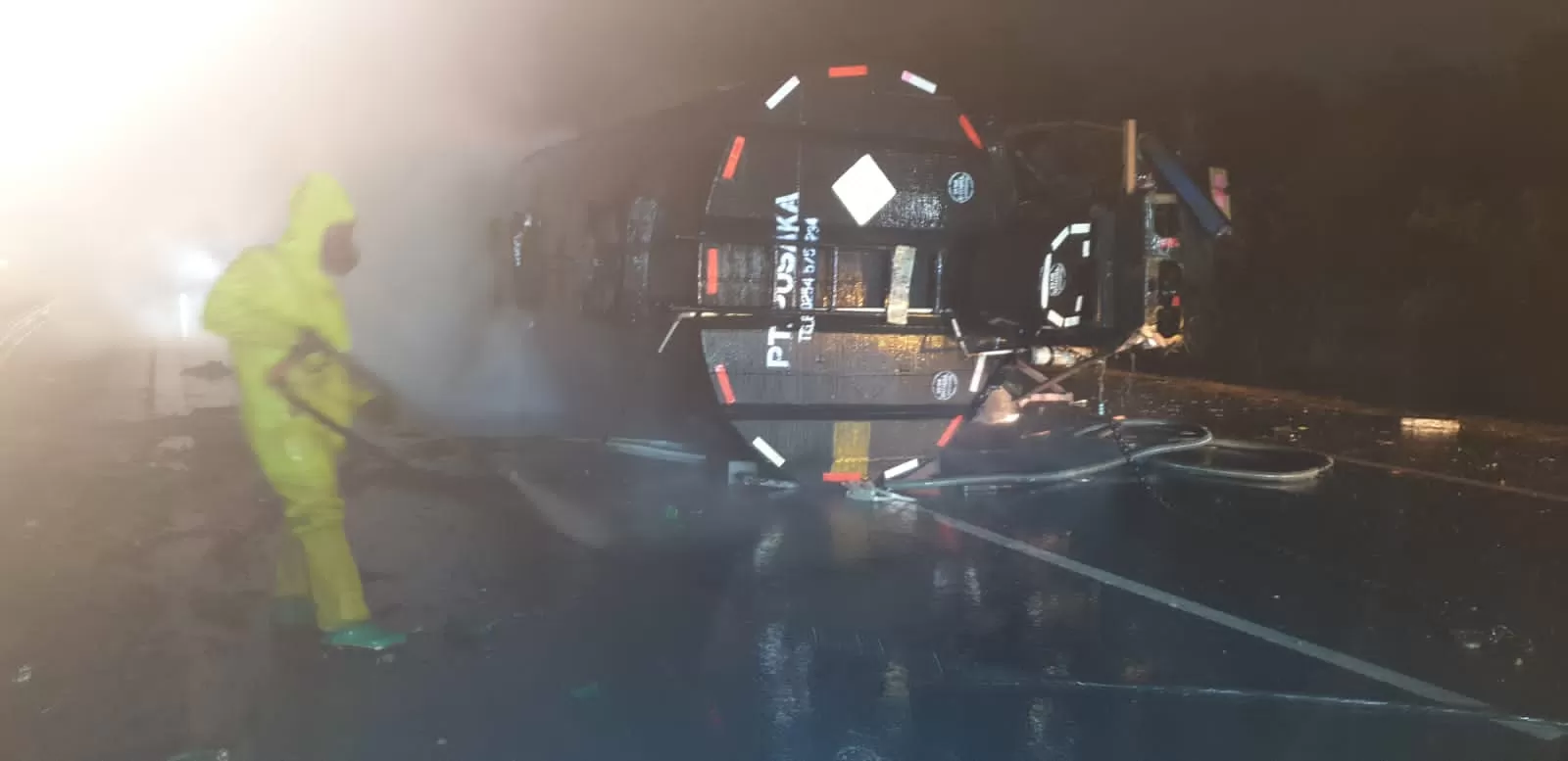Berita Banten, Berita Banten Terbaru, Berita Banten Hari Ini, Berita Serang, Berita Serang Terbaru, Berita Serang Hari Ini: 3 Mobil Tabrakan Beruntun di Tol Tangerang–Merak, Salah Satunya Mobil Kimia