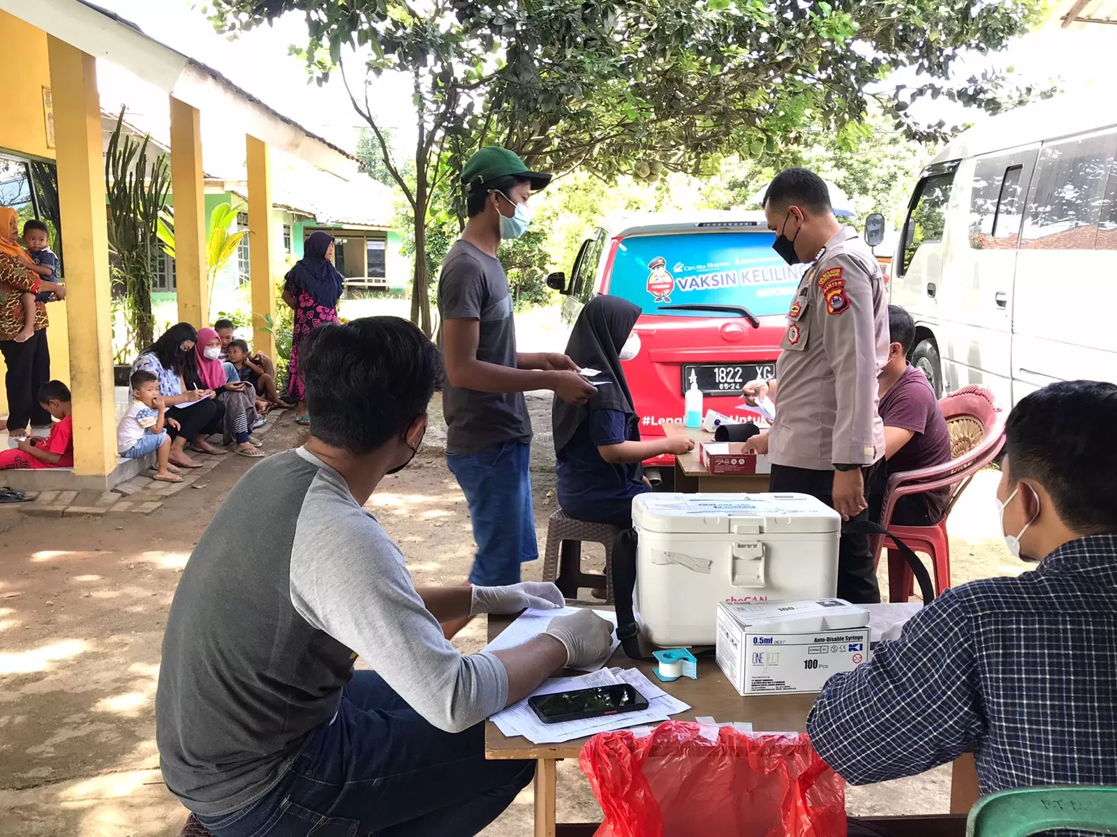 Polsek Panongan Blusukan Gelar Vaksinasi Keliling Kampung