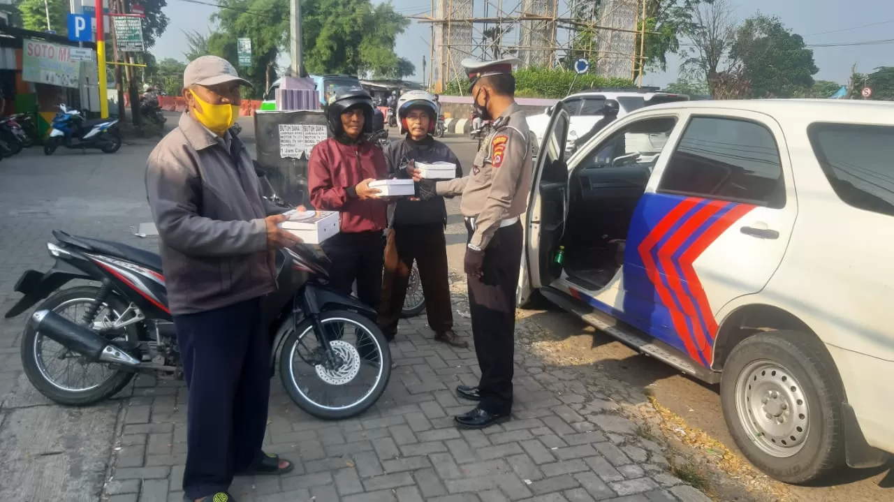 Berita Banten, Berita Banten Terbaru, Berita Banten Hari Ini, Berita Kabupaten Tangerang, Berita Kabupaten Tangerang Terbaru, Berita Kabupaten Tangerang Hari Ini: Satlantas Polresta Tangerang Bagi-Bagi Nasi Kotak untuk Warga Terdampak Pandemi di Cikupa