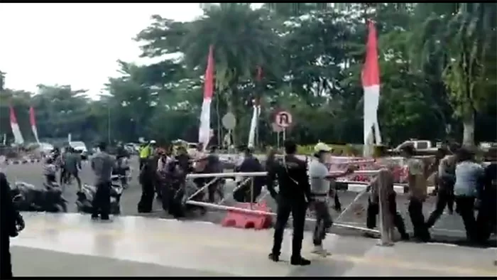 Berita Banten, Berita Banten Terbaru, Berita Banten Hari Ini, Berita Kabupaten Tangerang, Berita Kabupaten Tangerang Terbaru, Berita Kabupaten Tangerang Hari Ini: Polisi Banting Mahasiswa Hingga Kejang pada Demo di Puspemkab Tangerang