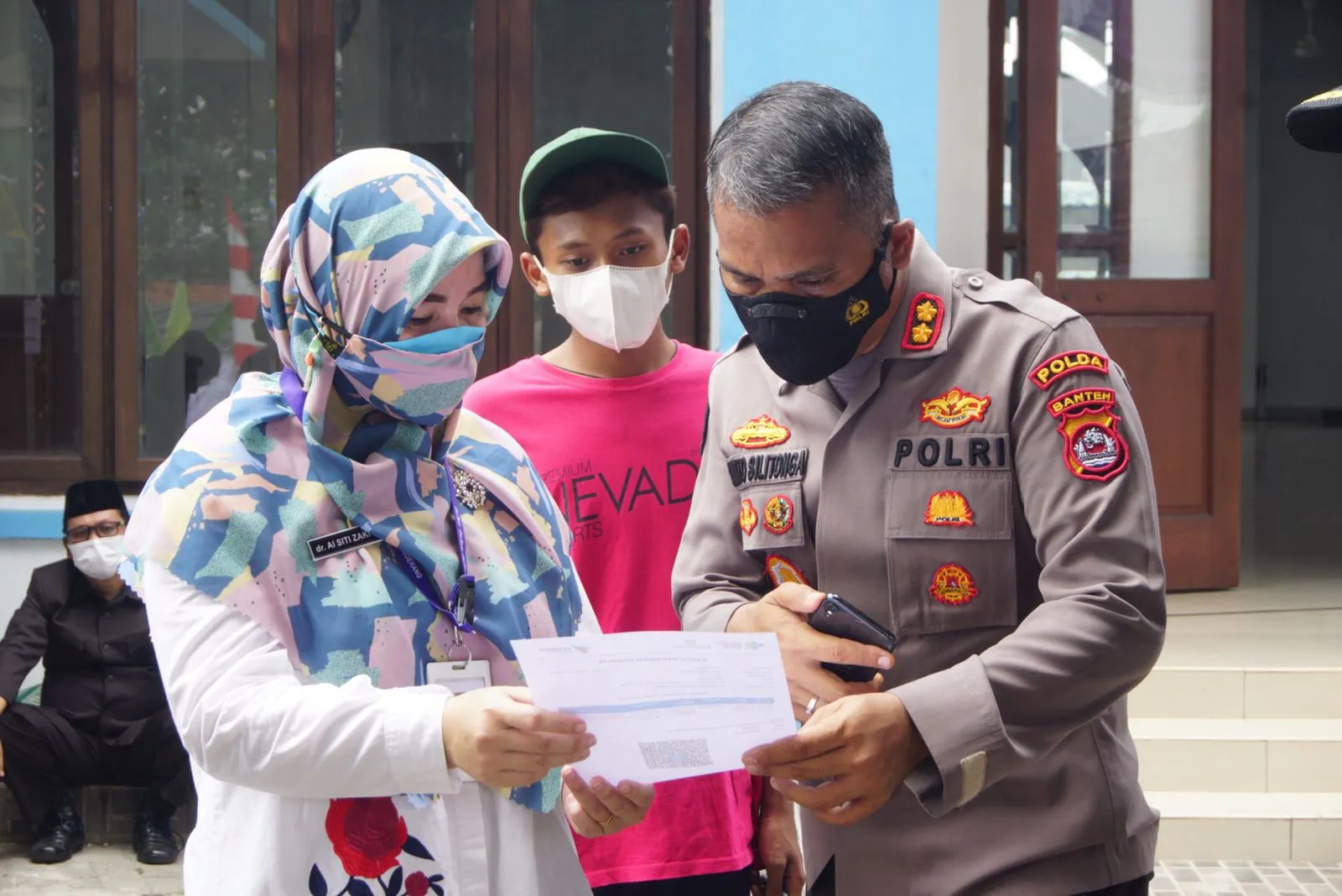 Berita Banten, Berita Banten Terbaru, Berita Banten Hari Ini, Berita Kabupaten Tangerang, Berita Kabupaten Tangerang Terbaru, Berita Kabupaten Tangerang Hari Ini: Kabid Humas Polda Banten Tinjau TPS 5 dan 6 di Desa Sentul yang Sediakan Vaksinasi