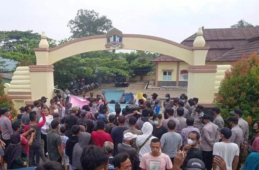 Berita Banten, Berita Banten Terbaru, Berita Banten Hari Ini, Berita Serang, Berita Serang Terbaru, Berita Serang Hari Ini: Datangi Kantor Kelurahan Cilowong, Warga Tuntut Kompensasi Masalah Sampah