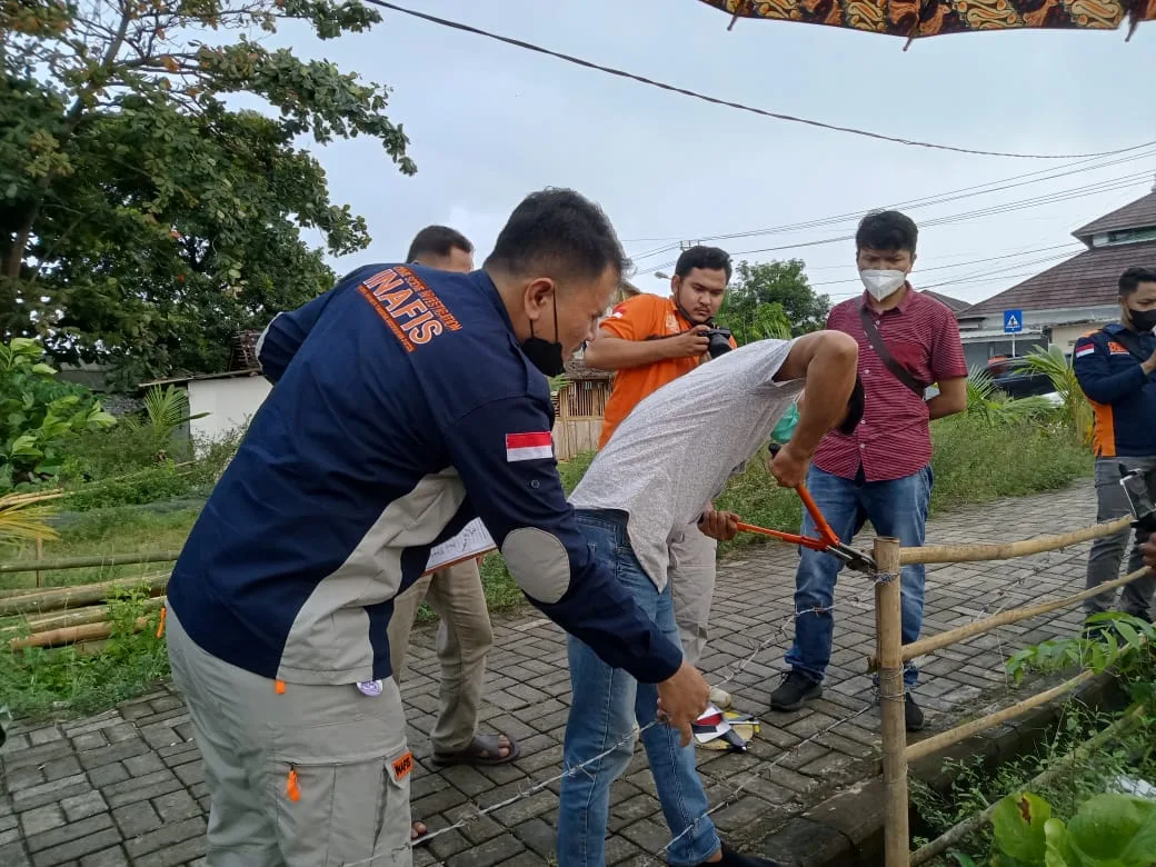 Berita Banten, Berita Banten Hari Ini, Berita Banten Terbaru, Pandeglang, Pandeglang Hari Ini, Pandeglang Terbaru, Peristiwa, Peristiwa Hari Ini, Peristiwa Terbaru, Berita Viral, Berita Viral Hari Ini, Berita Viral Terbaru: Pagar Kawat Berduri Halangi Jalan Anak Sekolah Dibongkar Inafis Polres Pandeglang